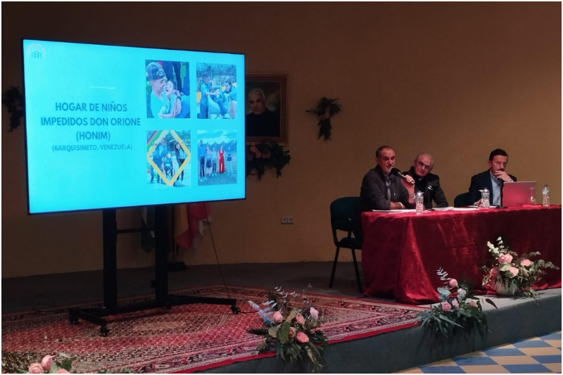 La Fundación Luis Orione presentó en Almonte su red de centros dedicados al cuidado de personas mayores, con discapacidad y en situación de vulnerabilidad. La jornada destacó los retos sociales, la importancia del voluntariado y el compromiso solidario.