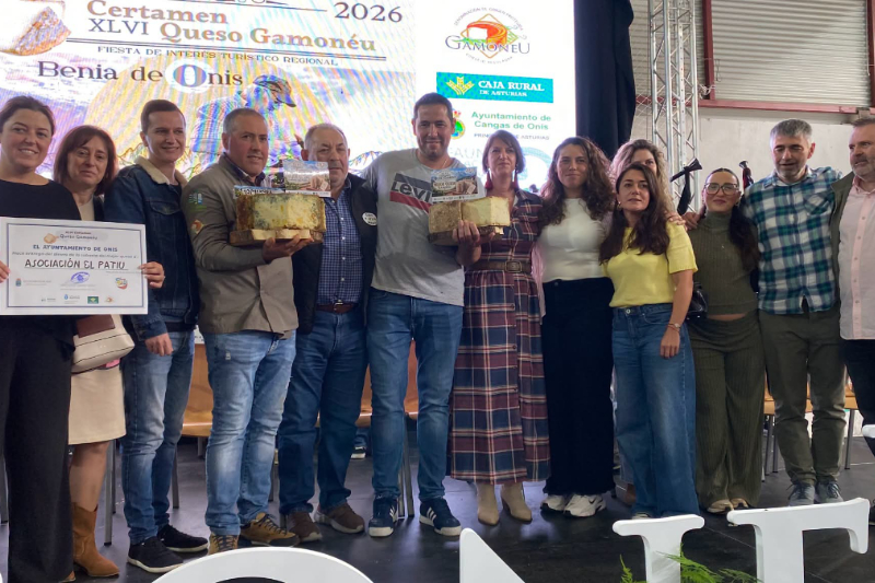 La subasta solidaria de los dos mejores quesos del XLVI Certamen del Gamonéu, en Benia de Onís, recaudó 8.500 euros para la Asociación El Patiu.